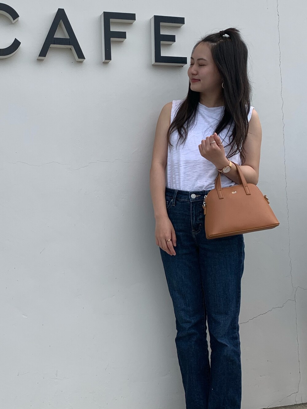 「夏コーデ、低身長、ノースリーブ、白Tシャツ×デニム、シンプル、シンプルコーデ、雨の日コーデ、SLY、UNIQLO、Gogosing」｜「UNIQLOのアイテム（デニムパンツ、ブルー系）」を使った、MIYUNAさん（レディース・145cm）の夏コーディネートの1枚目の写真