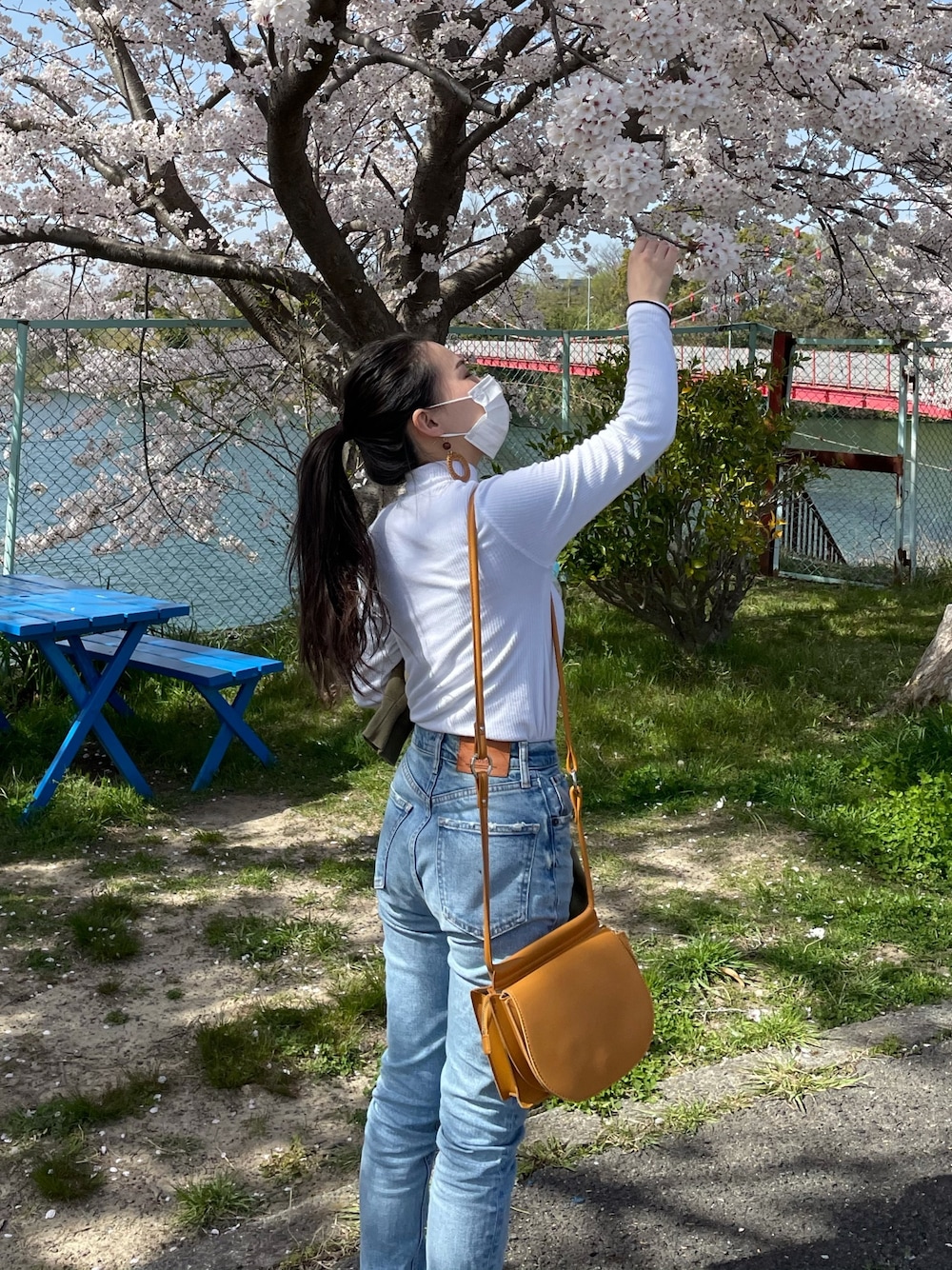 「休日コーデ、春コーデ、桜、ラフ、ootd、デニムパンツ、UNIQLO、低身長、シンプルコーデ、145cm」｜「UNIQLOのアイテム（トップス、ホワイト系）」を使った、MIYUNAさん（レディース・145cm）の春コーディネートの1枚目の写真