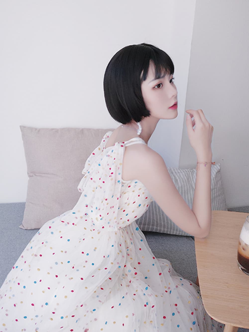 ホワイト系のチュニックを着用したレディースの夏コーディネートの1枚目の写真