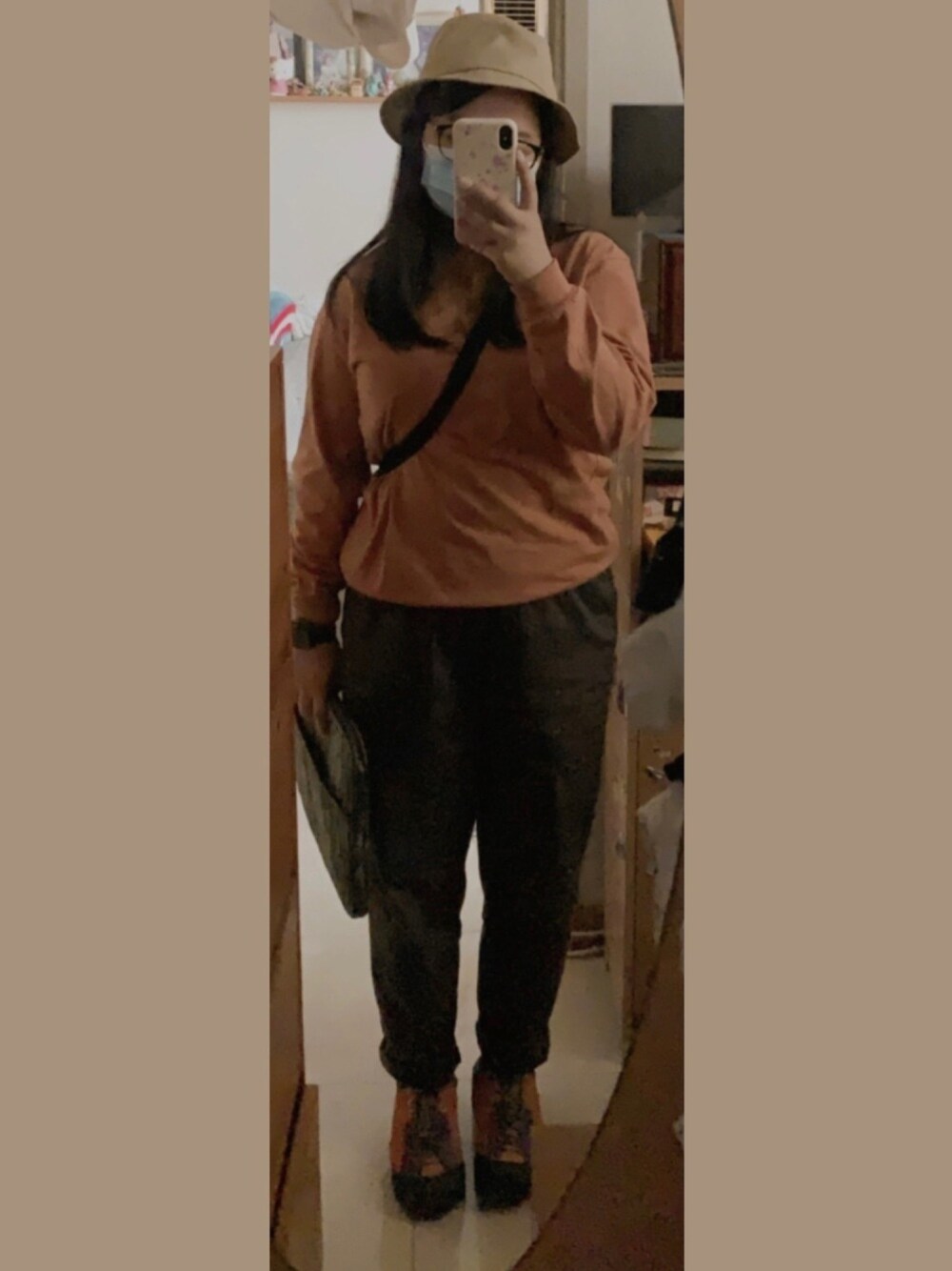 「ootd、街頭穿搭、休閒、日系極簡、基礎款、工裝褲、鹽系風格、阿美咔嘰、漁夫帽、男友風」｜「UNIQLOのクルーネックT（長袖）（Tシャツ/カットソー、オレンジ系）」を使った、Vさん（レディース・157cm）の冬コーディネートの1枚目の写真