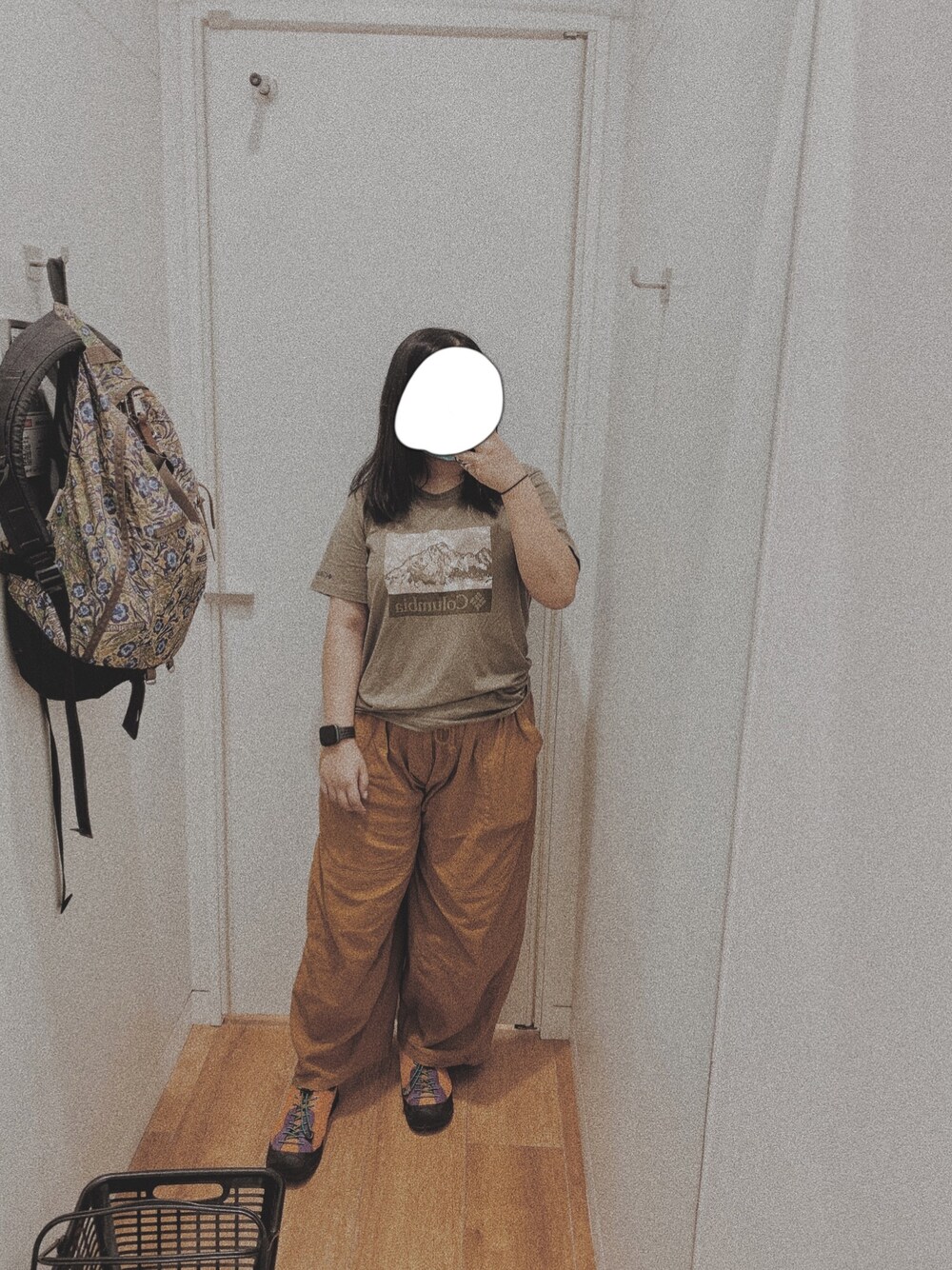 「夏、街頭穿搭、休閒、oversize、工裝褲、ootd、古着MIX」｜「Columbiaのアイテム（Tシャツ/カットソー、グリーン系）」を使った、Vさん（レディース・157cm）の夏コーディネートの1枚目の写真