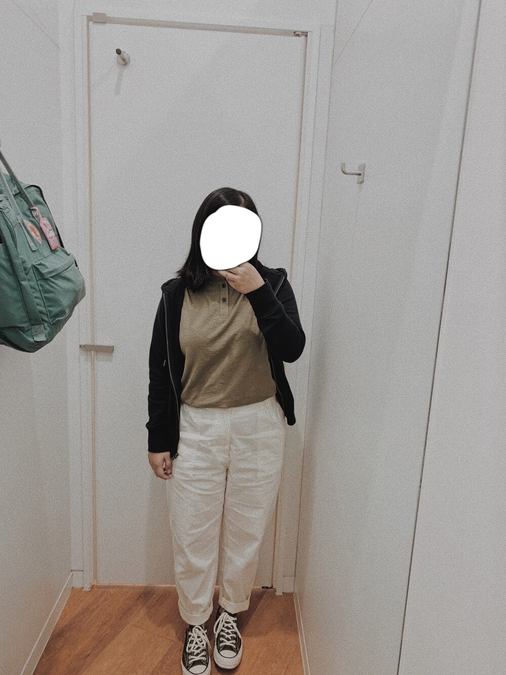 「ootd、休閒、日系極簡、converse、工裝褲、男友風、基礎款、復古、鹽系風格」｜「UNIQLOのスラブヘンリーネックT（半袖）（Tシャツ/カットソー、グレー系）」を使った、Vさん（レディース・157cm）の冬コーディネートの1枚目の写真