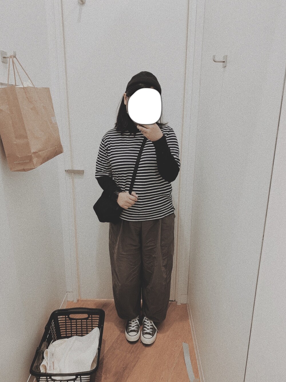 「ootd、converse、oversize、街頭穿搭、日系極簡、工裝褲、夏、休閒、基礎款、黑白搭配」｜「UNIQLOのWOMEN スーピマコットンモダールクルーネックT（長袖）（Tシャツ/カットソー、ブラック系）」を使った、Vさん（レディース・157cm）の冬コーディネートの1枚目の写真
