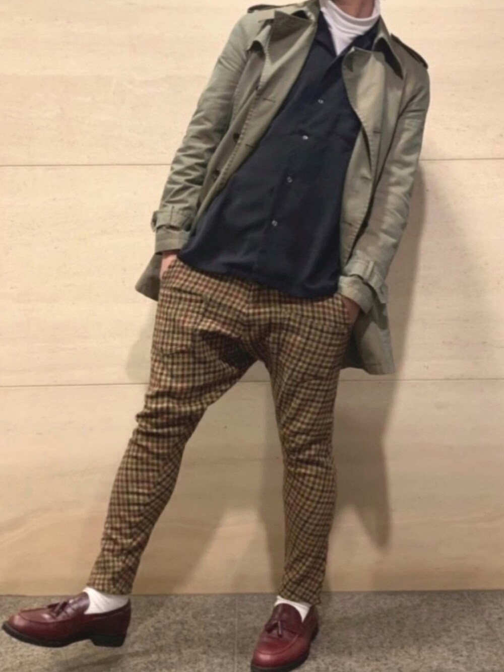 「おしゃれさんと繋がりたい、秋冬コーデ、古着、トレンチコート、オープンカラーシャツ、タートルネック、サルエルパンツ、チェックパンツ、革靴」｜「MORGAN HOMMEのダブルトレンチコート(used)（トレンチコート、グリーン系）」を使った、しのはさんさん（メンズ・173cm）の冬コーディネートの1枚目の写真