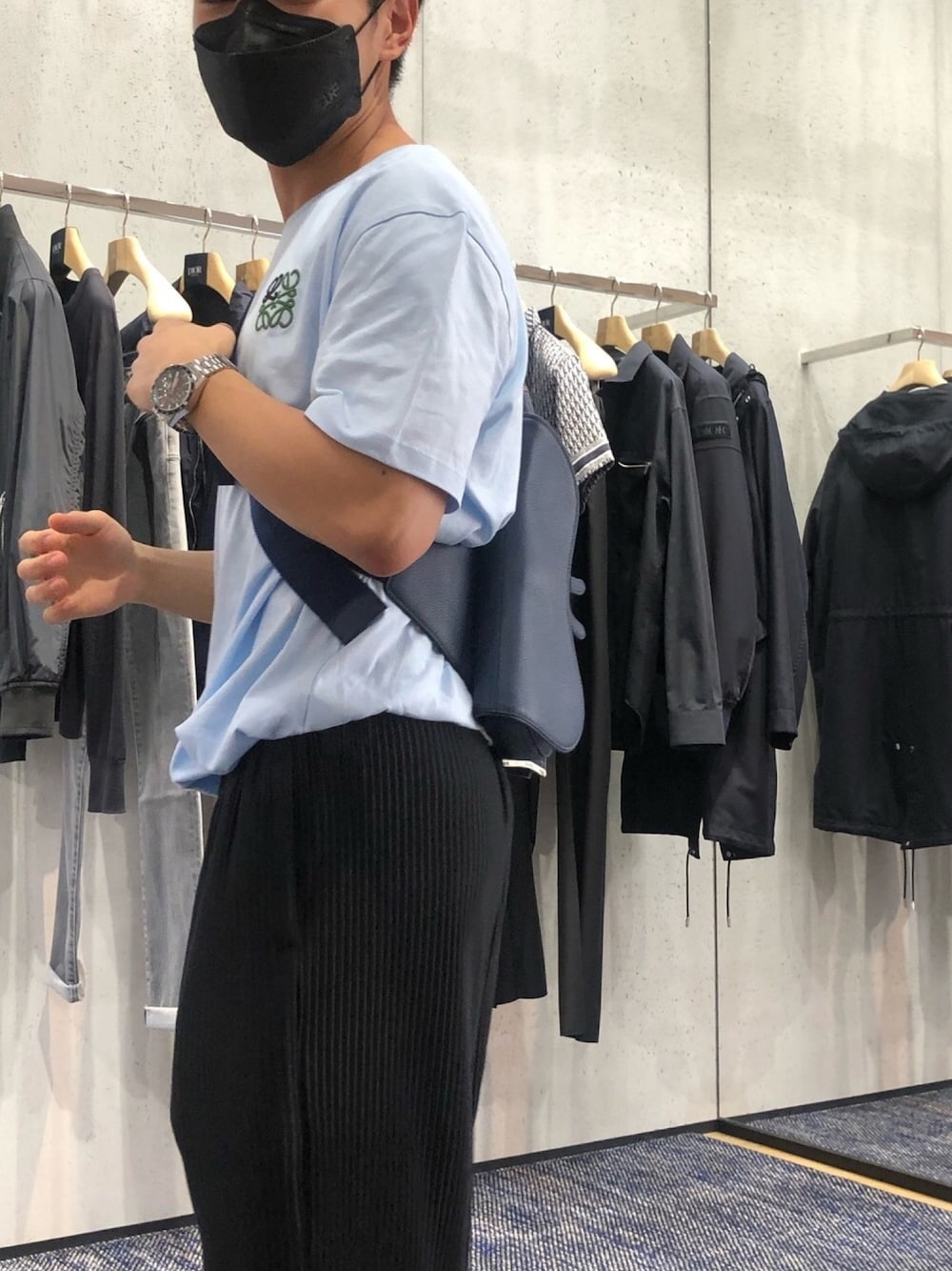 「LOEWE、Dior、saddle bag、tagheuer」｜「Dior hommeのアイテム（ショルダーバッグ、ブルー系）」を使った、joonflyさん（メンズ・175cm）の春コーディネートの1枚目の写真