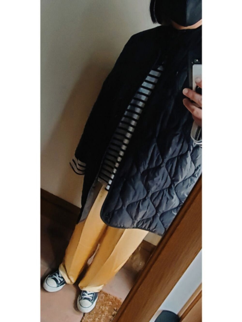 「コンバース、ハイカット、ブラック、サテンパンツ、イエロー、ボーダー、outil」｜「FREAK'S STOREのM-65 3WAYライナーセットモッズコート（モッズコート、ブラック系）」を使った、ada1985mojaさん（レディース・164cm）の春コーディネートの1枚目の写真