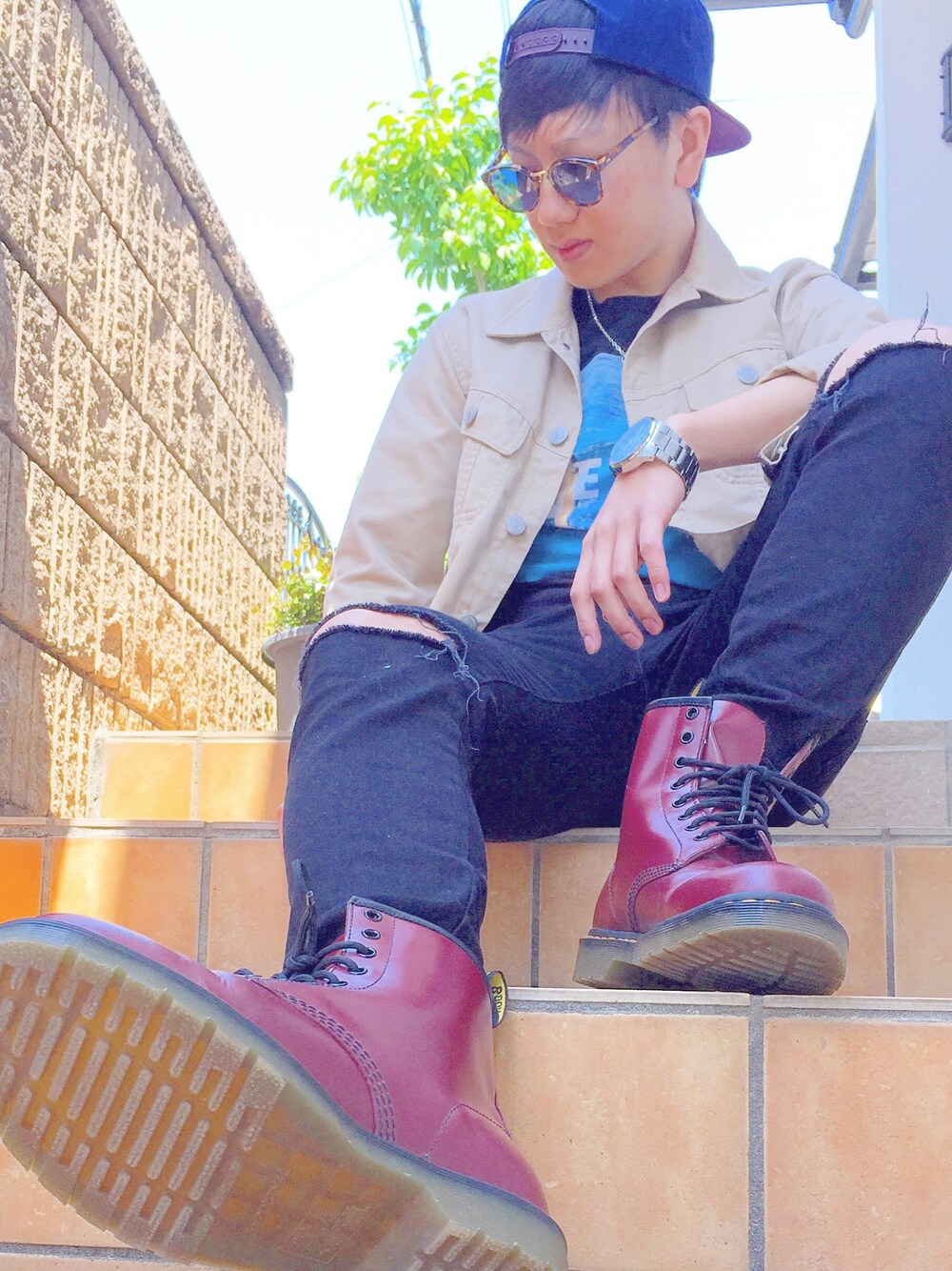 「street、休日スタイル、ストリート、サングラス、ダメージデニムパンツ、adsr、カジュアルコーデ、キャップ、Dr.Martens、ドクターマーチン」｜「ZARAのアイテム（パンツ、ブラック系）」を使った、おまめくんさん（メンズ・168cm）の春コーディネートの1枚目の写真