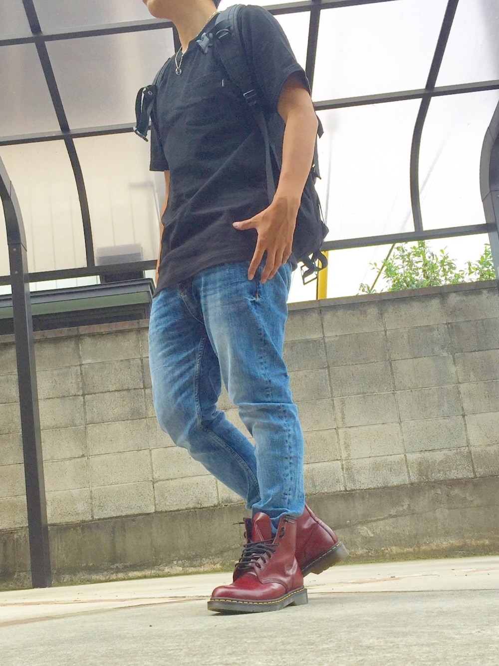「カジュアル、シンプル、秋コーデ、デニム、シンプルコーデ、無地T、リュック、Dr.Martens、きれいめカジュアル、ドクターマーチン」｜「NEW ERAのWEGO/Cap Clip BLK（キーホルダー、ブラック系）」を使った、おまめくんさん（メンズ・168cm）の夏コーディネートの1枚目の写真