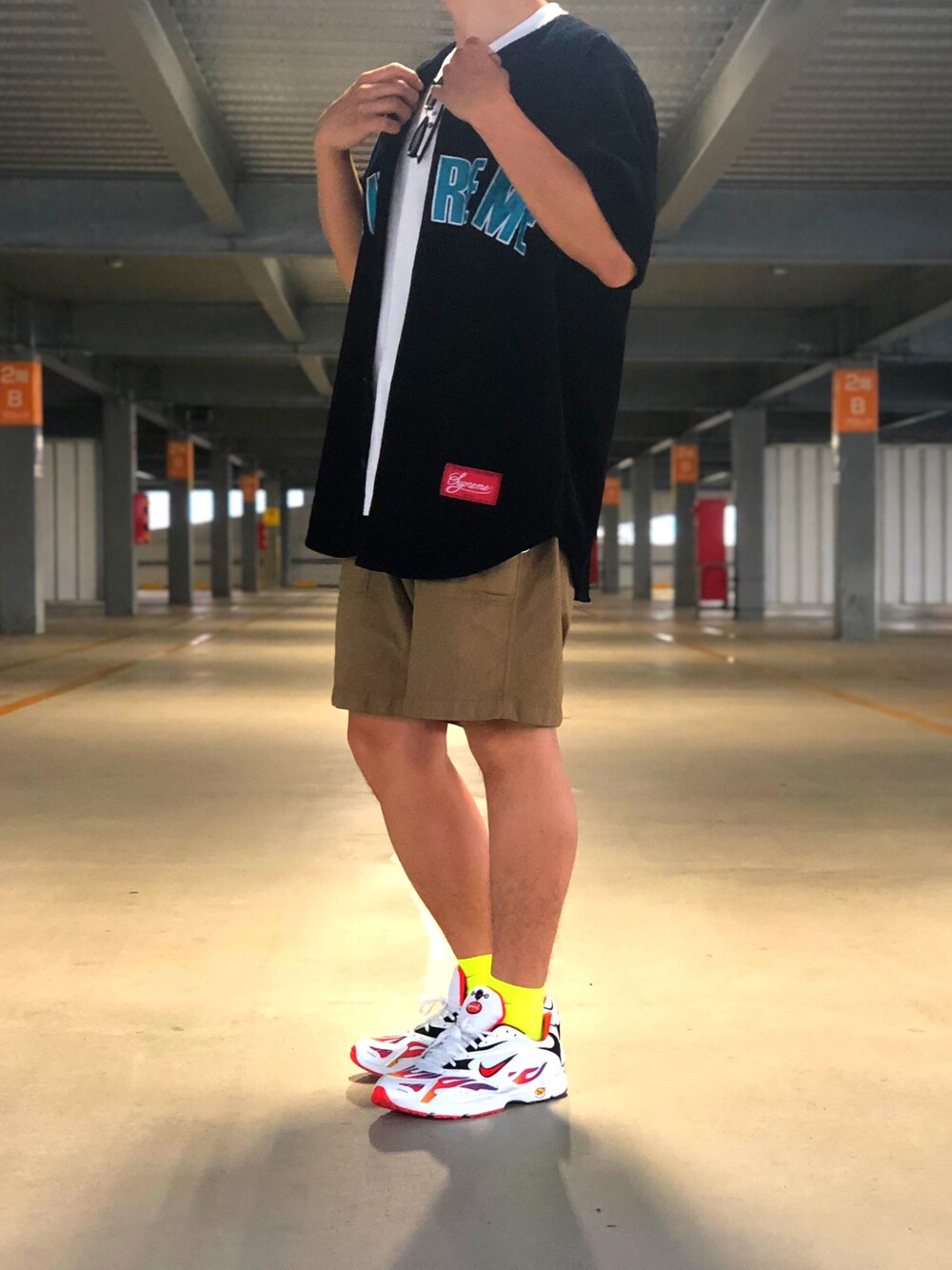 ベージュ系のその他パンツ、ホワイト系のスニーカー、ブラック系のシャツ/ブラウスを着用したメンズの夏コーディネートの1枚目の写真