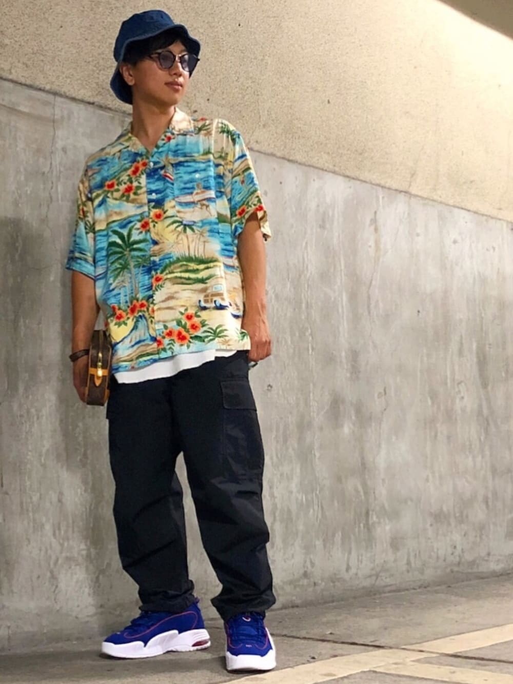 「夏、アロハシャツ、ストリート、カーゴパンツ、UNIQLO、adsr、バケットハット、ワイドパンツ、スニーカー、スニーカーコーデ」｜「TOMMYのアイテム（シャツ/ブラウス、その他）」を使った、おまめくんさん（メンズ・168cm）の夏コーディネートの1枚目の写真