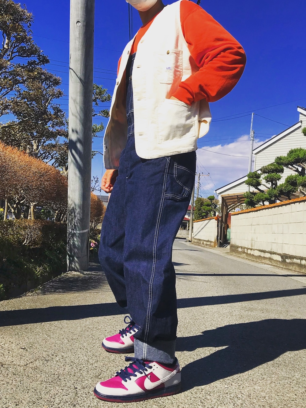 「春コーデ、休日スタイル、オーバーオール、LEE、デニム、スニーカー、スニーカーコーデ、dunk、ootd、春」｜「LeeのLee × ビーミング by ビームス / 別注 エンジニアベスト（ベスト、ホワイト系）」を使った、おまめくんさん（メンズ・168cm）の春コーディネートの1枚目の写真