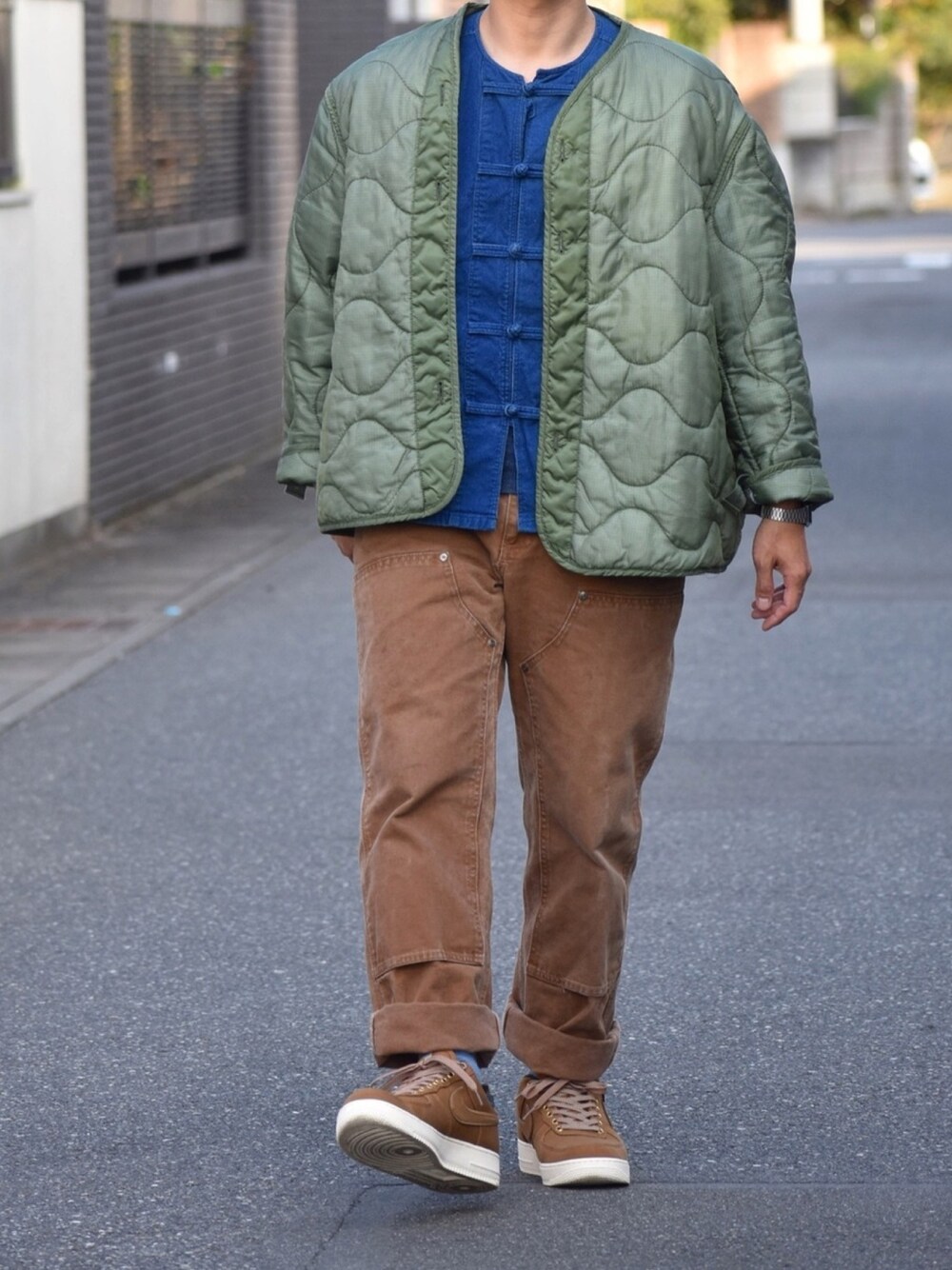 「秋冬コーデ、ミリタリー、ミリタリージャケット、M65、ストリート、カーハート、carhartt、スニーカー、チャイナシャツ、スニーカーコーデ」｜「CarharttのCarhartt/カーハート Firm Duck Double-front Work Dungaree（チノパンツ、ブラウン系）」を使った、おまめくんさん（メンズ・170cm）の秋コーディネートの1枚目の写真