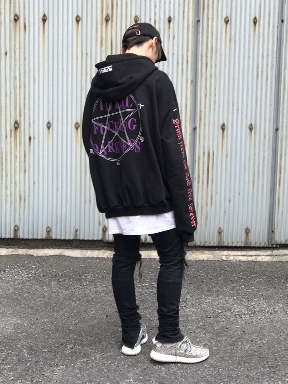 「vetements、fear of god、yeezyboost、大阪」｜「424のアイテム（キャップ、ブラック系）」を使った、yu-sukeさん（メンズ・167cm）の春コーディネートの1枚目の写真