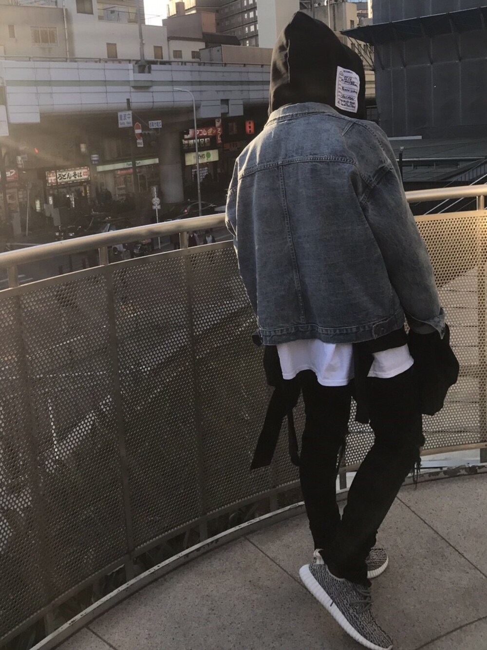 「vetements、fear of god、YeezyBoost350、大阪、ストリート、outfit、デニムジャケット」｜「VETEMENTSのアイテム（パーカー、ブラック系）」を使った、yu-sukeさん（メンズ・167cm）の春コーディネートの1枚目の写真