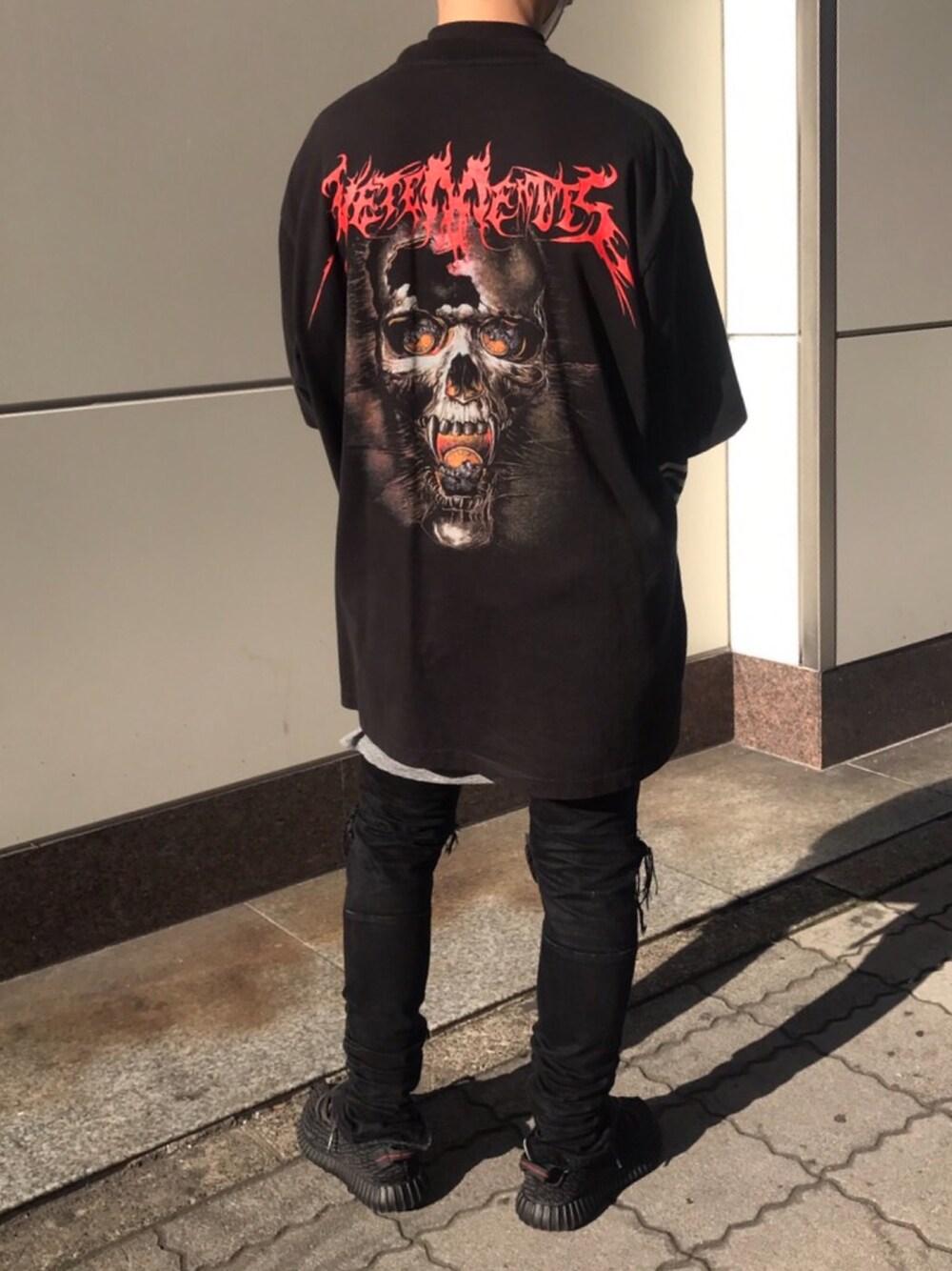 「春コーデ、ストリート、vetements、fear of god、yeezyboost、ロング丈、デムナヴァザリア、シンプル」｜「VETEMENTSのアイテム（Tシャツ/カットソー、ブラック系）」を使った、yu-sukeさん（メンズ・167cm）の春コーディネートの1枚目の写真