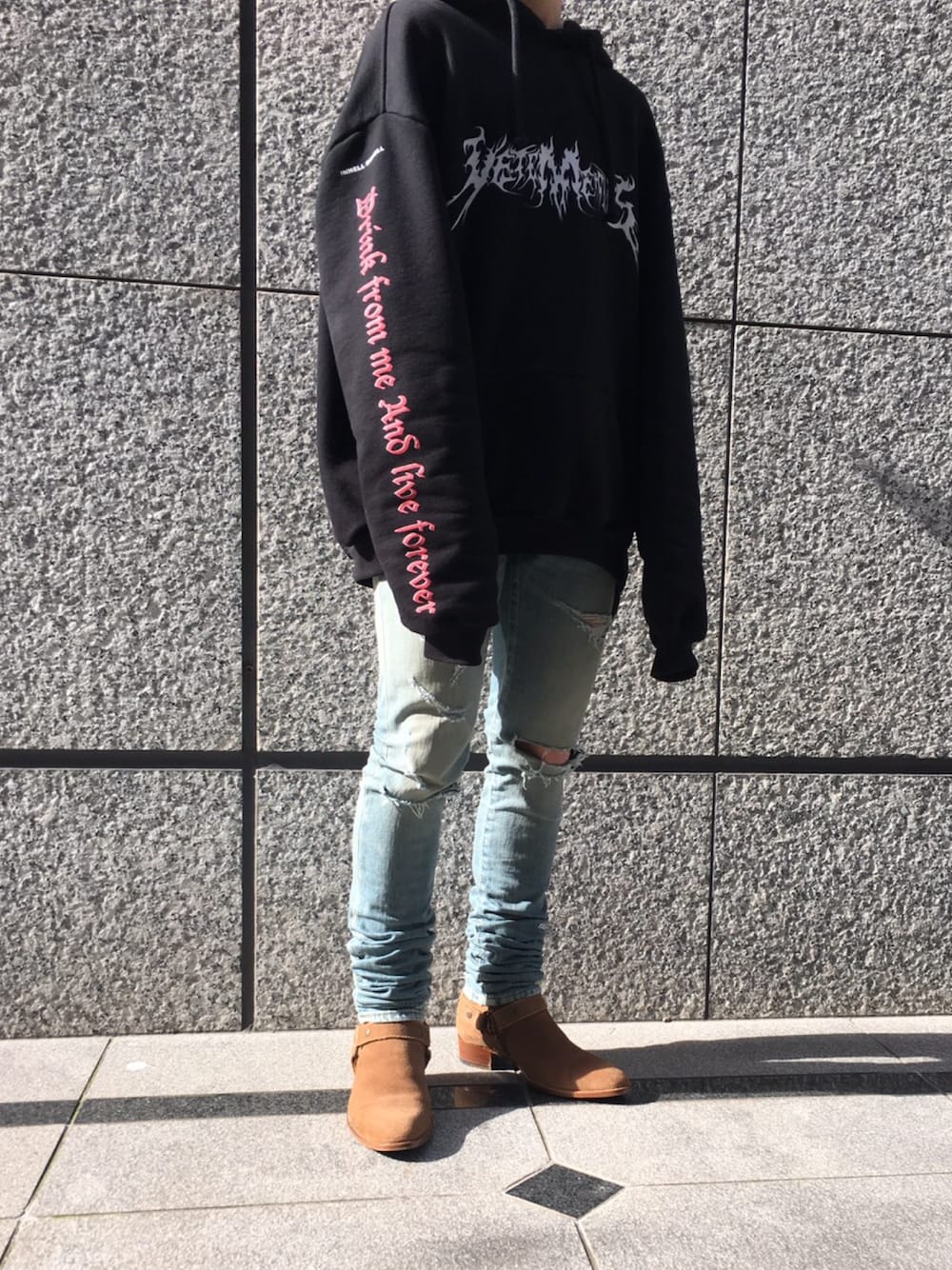 「サンローラン、サンローランパリ、vetements、シンプル、スキニーデニム、リングブーツ」｜「VETEMENTSのアイテム（パーカー、ブラック系）」を使った、yu-sukeさん（メンズ・167cm）の春コーディネートの1枚目の写真