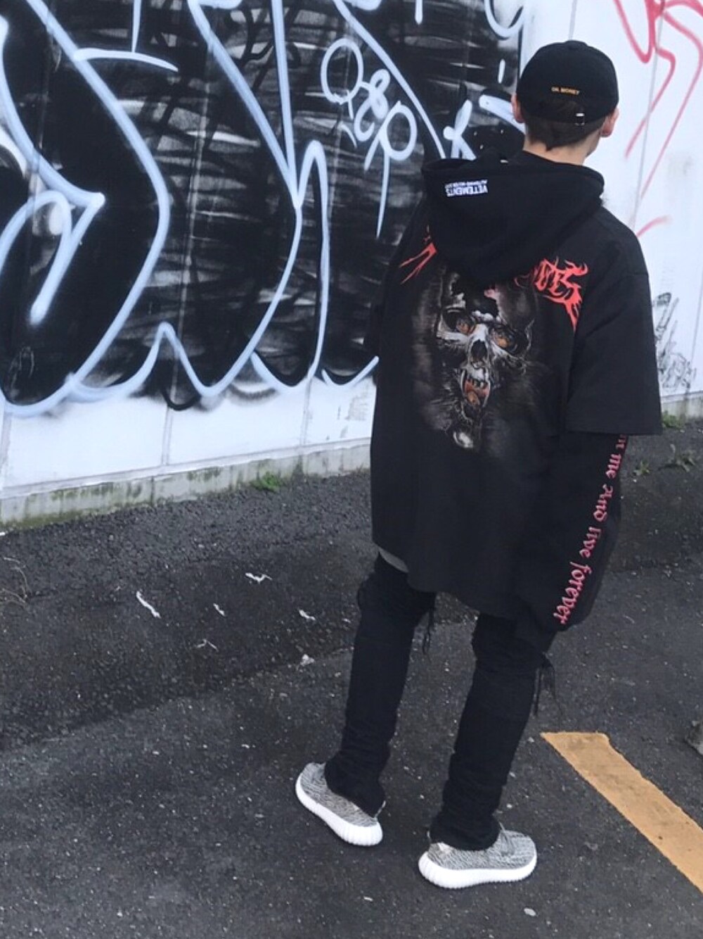 「vetements、韓国限定、カプセルコレクション、ストリート、ラグジュアリーストリート」｜「424のアイテム（キャップ、ブラック系）」を使った、yu-sukeさん（メンズ・167cm）の春コーディネートの1枚目の写真