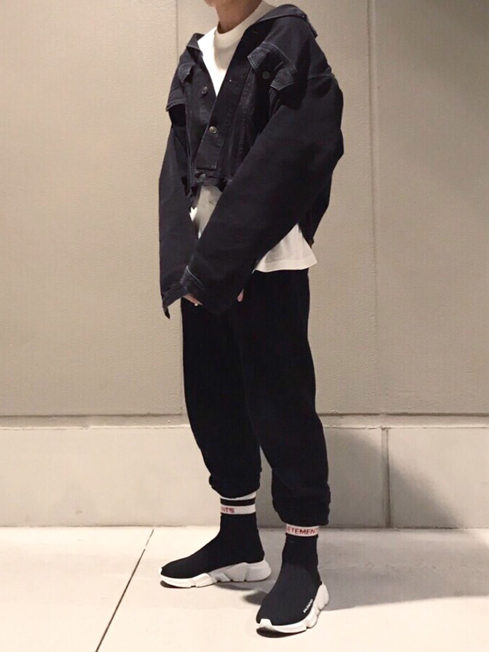 「BALENCIAGA、デムナヴァザリア、スピードトレーナー、outfit、デニムジャケット」｜「BALENCIAGAのアイテム（デニムジャケット、ブラック系）」を使った、yu-sukeさん（メンズ・167cm）の春コーディネートの1枚目の写真