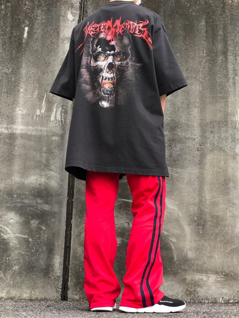 「vetements、GUCCI、BALENCIAGA、シンプルコーデ、ジャージ、ラクチンコーデ」｜「VETEMENTSのアイテム（Tシャツ/カットソー、ブラック系）」を使った、yu-sukeさん（メンズ・167cm）の春コーディネートの1枚目の写真