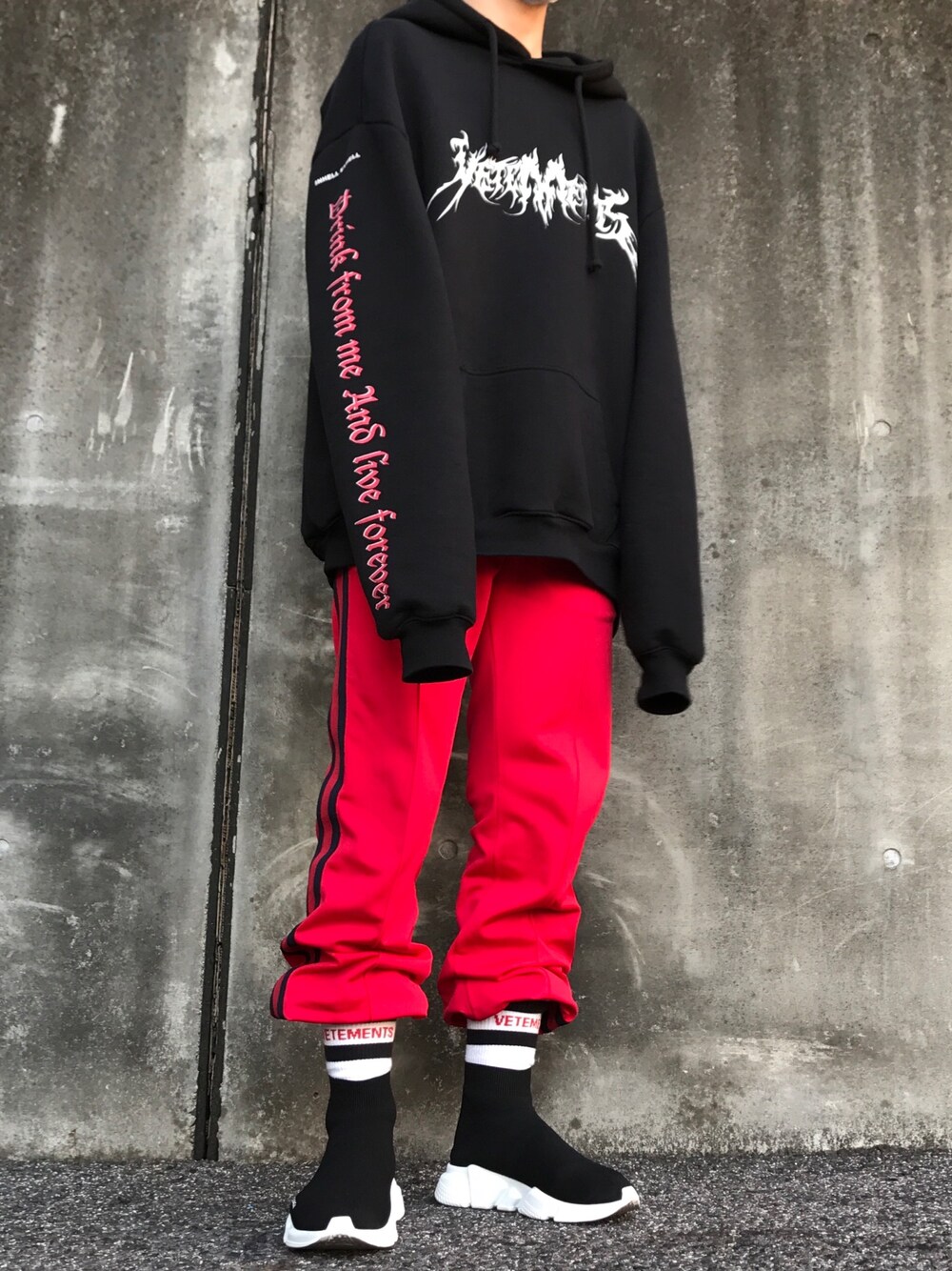 「vetements、GUCCI、reebok、BALENCIAGA」｜「VETEMENTSのアイテム（パーカー、ブラック系）」を使った、yu-sukeさん（メンズ・167cm）の春コーディネートの1枚目の写真