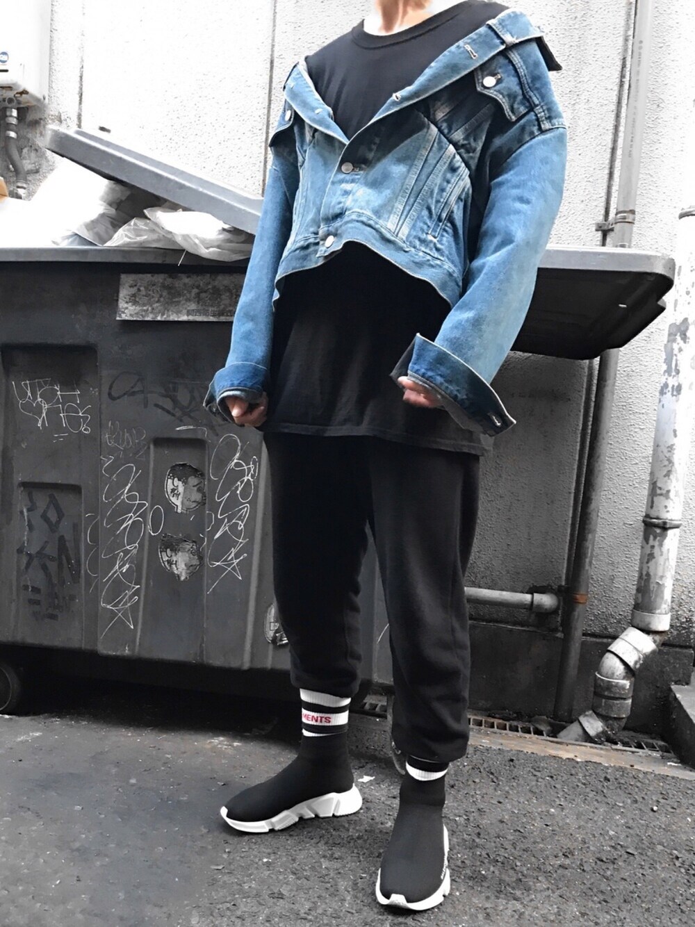 「vetements、Hanes、BALENCIAGA、黒、スイングジャケット、デムナヴァザリア」｜「BALENCIAGAのアイテム（デニムジャケット、ブルー系）」を使った、yu-sukeさん（メンズ・167cm）の春コーディネートの1枚目の写真