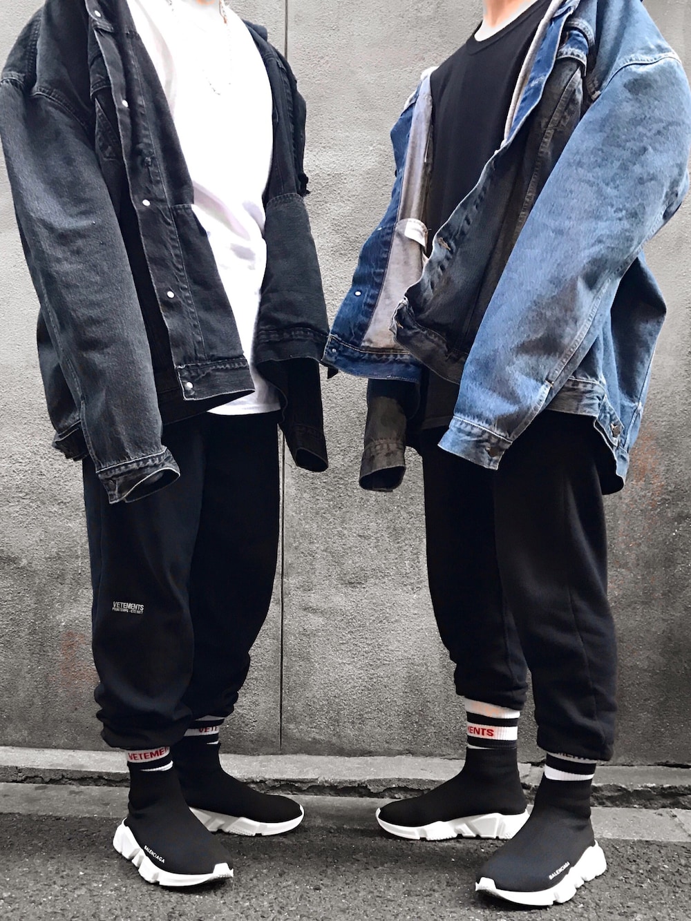 「vetements、Levi's、Hanes、reebok、コラボ、全身コラボ、BALENCIAGA」｜「VETEMENTSのアイテム（デニムジャケット、ブラック系）」を使った、yu-sukeさん（メンズ・167cm）の春コーディネートの1枚目の写真