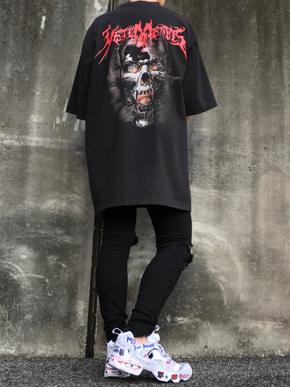 「vetements、reebok、ZARA、韓国限定、コラボ、ヴェトポン」｜「VETEMENTSのアイテム（Tシャツ/カットソー、ブラック系）」を使った、yu-sukeさん（メンズ・167cm）の春コーディネートの1枚目の写真