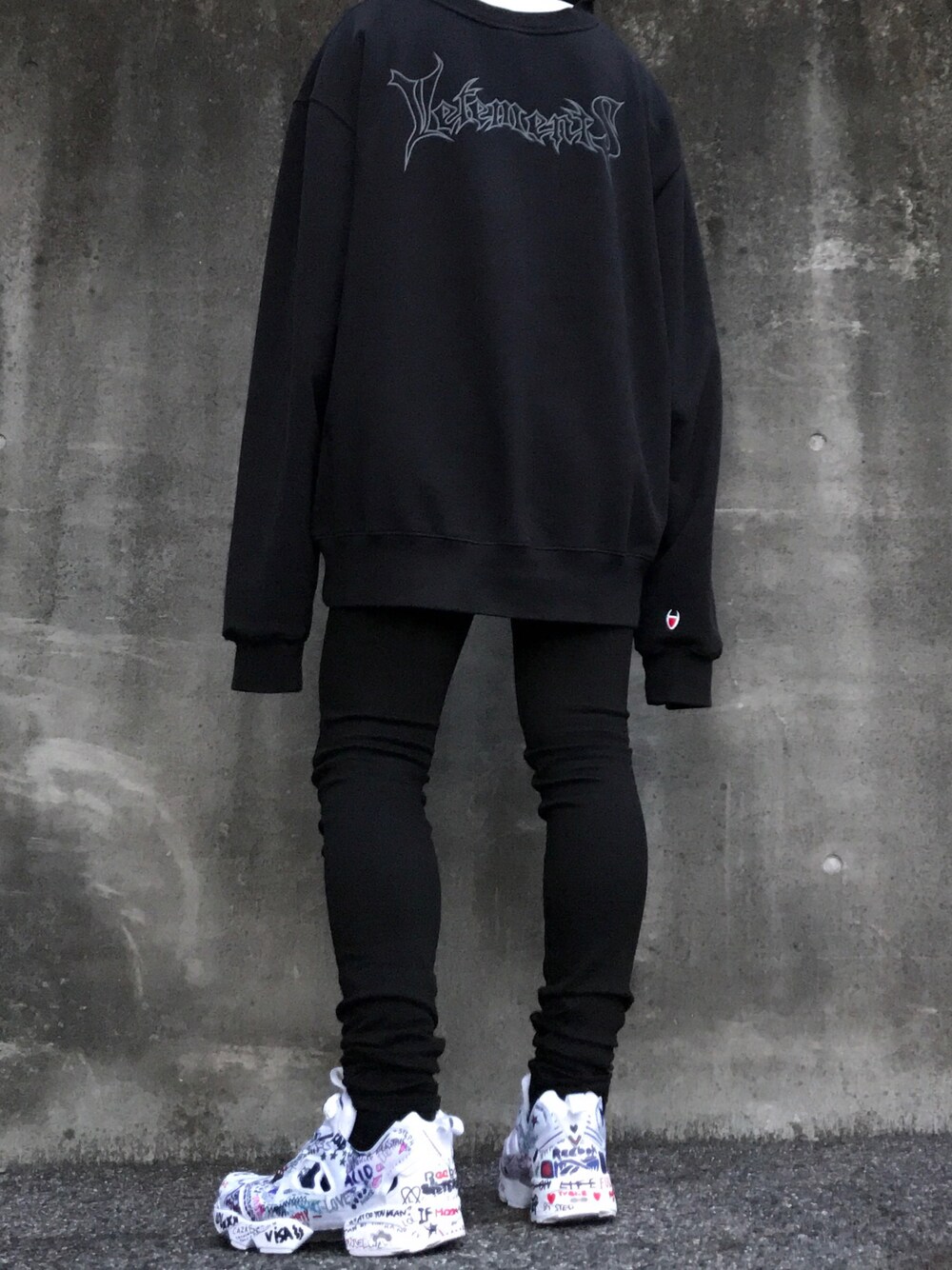 「vetements、reebok、スウェット、リバーシブル、ラクガキ」｜「VETEMENTSのアイテム（スウェット、ブラック系）」を使った、yu-sukeさん（メンズ・167cm）の夏コーディネートの1枚目の写真