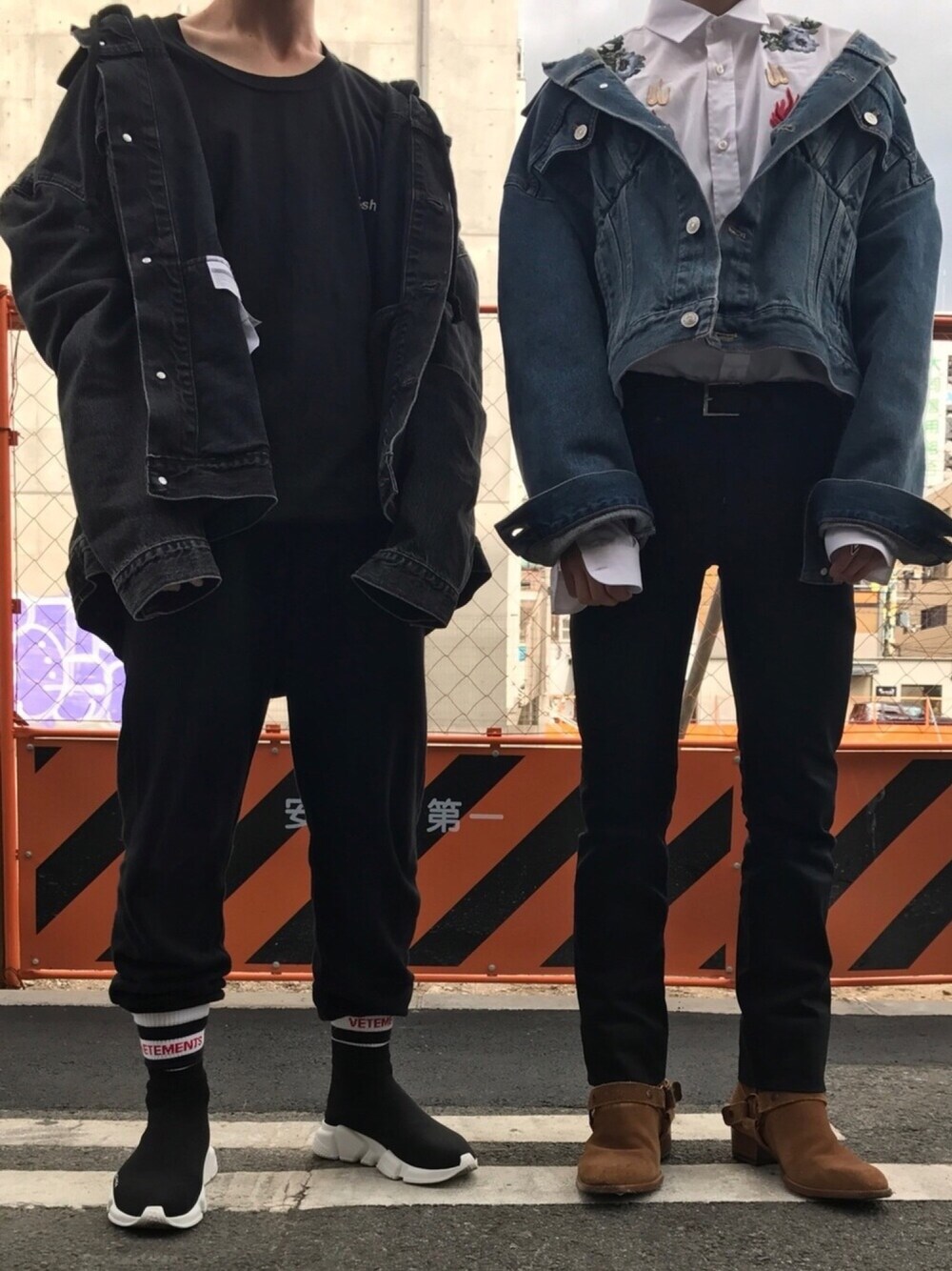 「vetements、BALENCIAGA、GUCCI、Levi's、Saint Laurent」｜「VETEMENTSのアイテム（デニムジャケット、ブラック系）」を使った、yu-sukeさん（メンズ・167cm）の夏コーディネートの1枚目の写真