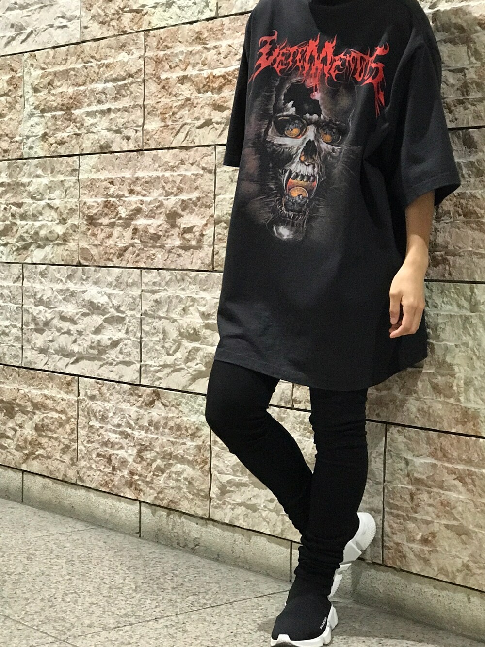 「vetements、ユニクロ、BALENCIAGA、シンプルコーデ」｜「VETEMENTSのアイテム（Tシャツ/カットソー、ブラック系）」を使った、yu-sukeさん（メンズ・167cm）の夏コーディネートの1枚目の写真