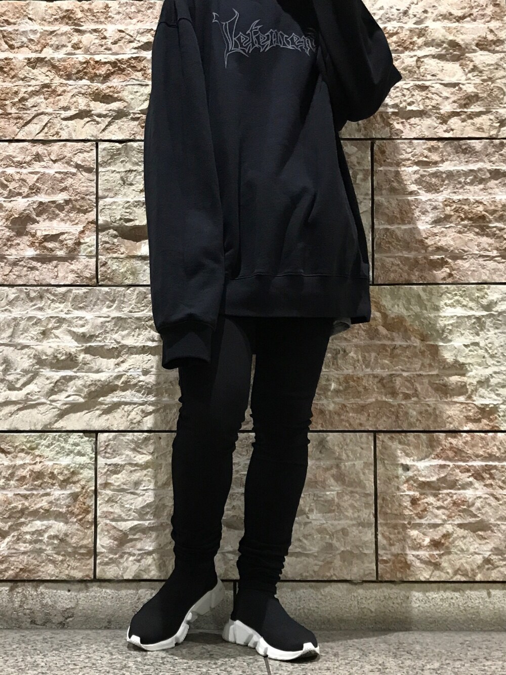 「vetements、BALENCIAGA」｜「VETEMENTSのアイテム（スウェット、ブラック系）」を使った、yu-sukeさん（メンズ・167cm）の夏コーディネートの1枚目の写真