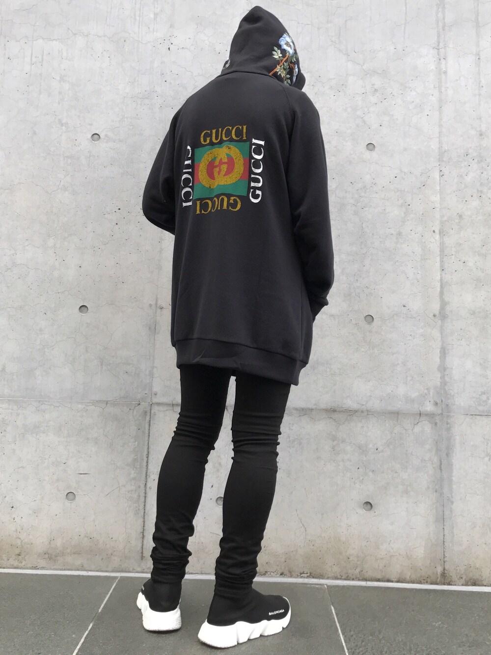 「GUCCI、BALENCIAGA」｜「GUCCIのアイテム（パーカー、ブラック系）」を使った、yu-sukeさん（メンズ・167cm）の夏コーディネートの1枚目の写真