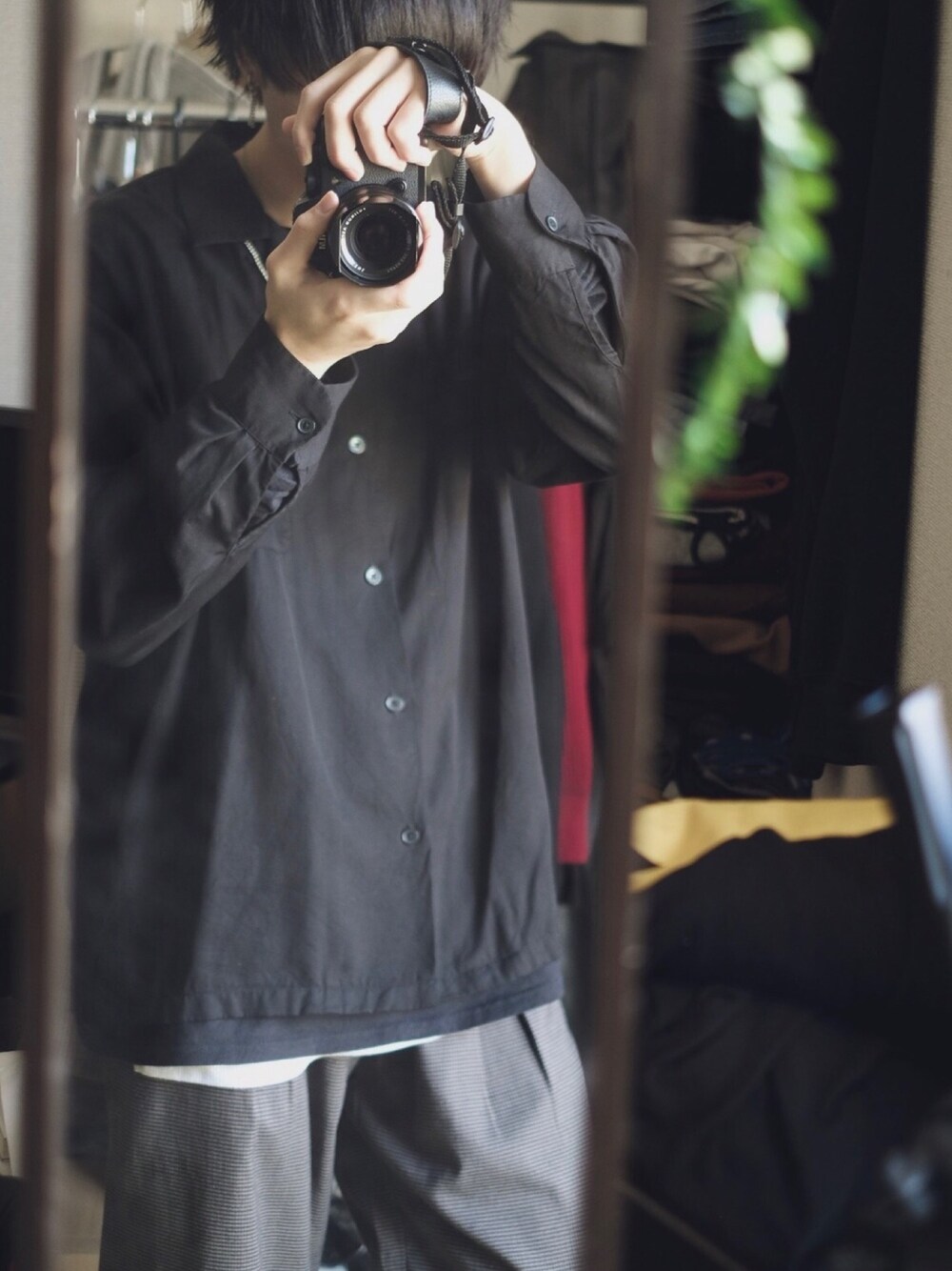 「黒、GU、モノトーンコーデ、キレイめ、おしゃれさんと繋がりたい」｜「CASPER JOHNのCASPER JOHN　ウエスト配色ワイドパンツ（スラックス、グレー系）」を使った、9さん（メンズ・179cm）の冬コーディネートの1枚目の写真
