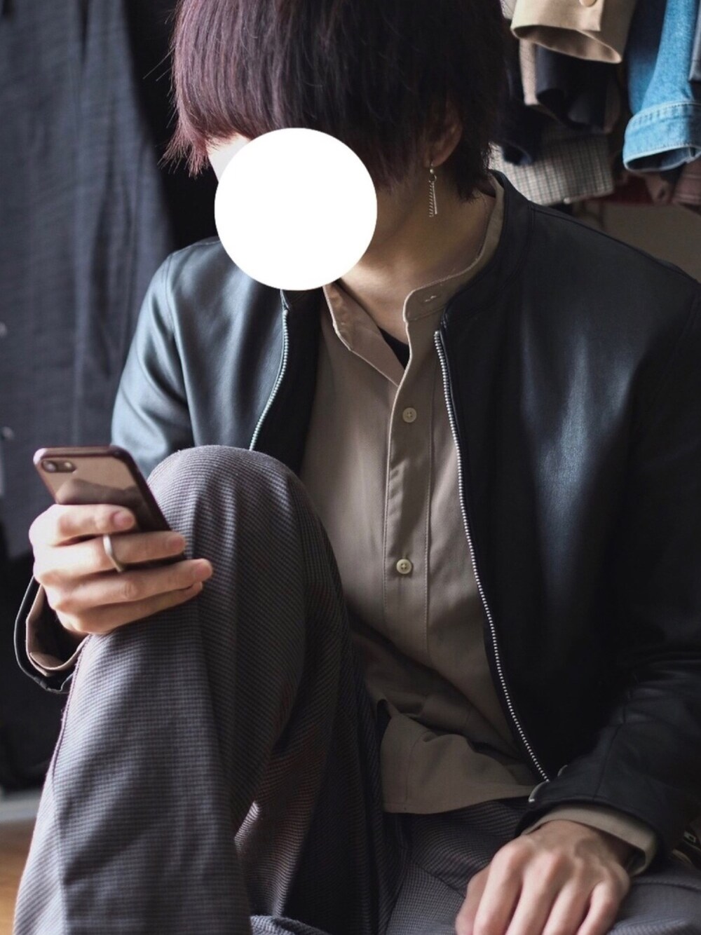 「シンプルコーデ、大人コーデ、シャツ、ライダース、ワイドパンツ、おしゃれさんと繋がりたい」｜「WEGOのWEGO/エコレザーシングルライダースジャケット（ライダースジャケット、ブラック系）」を使った、9さん（メンズ・179cm）の冬コーディネートの1枚目の写真
