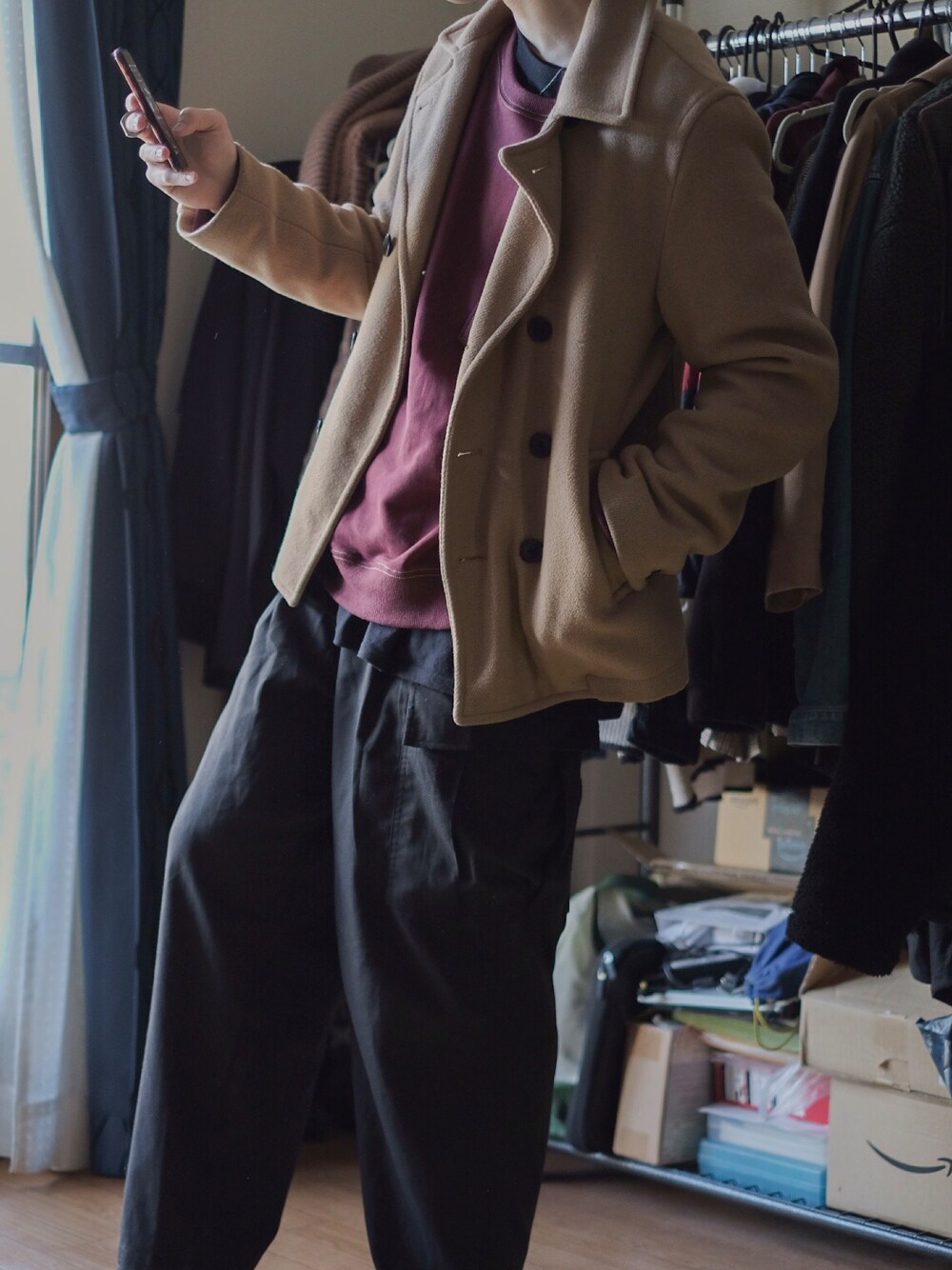 「シンプル、おしゃれさんと繋がりたい、ワイドパンツ、ゆるコーデ、ピーコート」｜「INTER FACTORYのファッションインフルエンサー ろむし × INTER FACTORY　ステッチ配色ジップポケットスウェット（スウェット、レッド系）」を使った、9さん（メンズ・179cm）の冬コーディネートの1枚目の写真