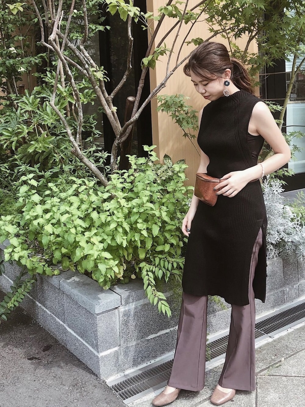 「ウエストポーチ、シンプルコーデ、おしゃれさんと繋がりたい、夏コーデ、きれいめカジュアル、パンツスタイル、サマーニット」｜「Kastaneのアイテム（ワンピース、ブラック系）」を使った、takaraさん（レディース・161cm）の夏コーディネートの1枚目の写真