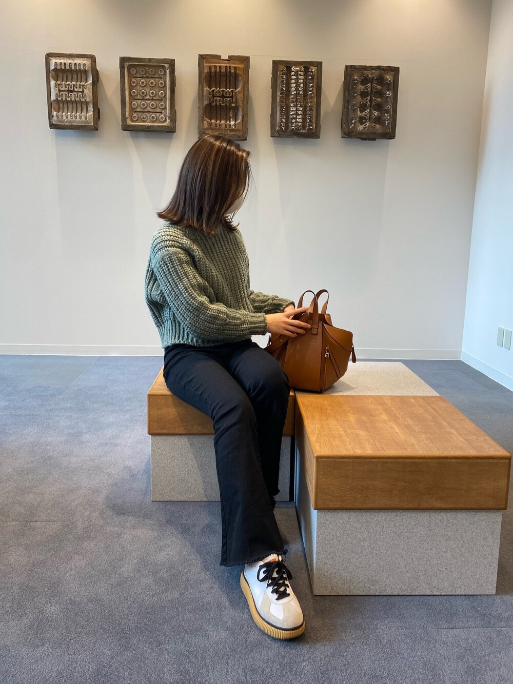 「カジュアルコーデ、シンプル、春、きれいめカジュアル、オトナ女子、キレイ目、黒スキニー、黒パンツ、着回しコーデ、ロエベ」｜「H&Mのアイテム（ニット/セーター、グリーン系）」を使った、takaraさん（レディース・161cm）の春コーディネートの1枚目の写真