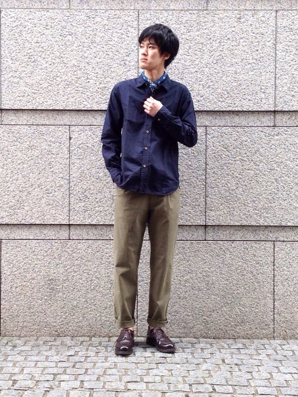「チノパン、バンダナ、Paraboot、シャツスタイル、OMNIGOD、ドミンゴ、Domingo」｜「OMNIGODのアイテム（シャツ/ブラウス、ブルー系）」を使った、OMNIGOD代官山さん（メンズ・168cm）の春コーディネートの1枚目の写真