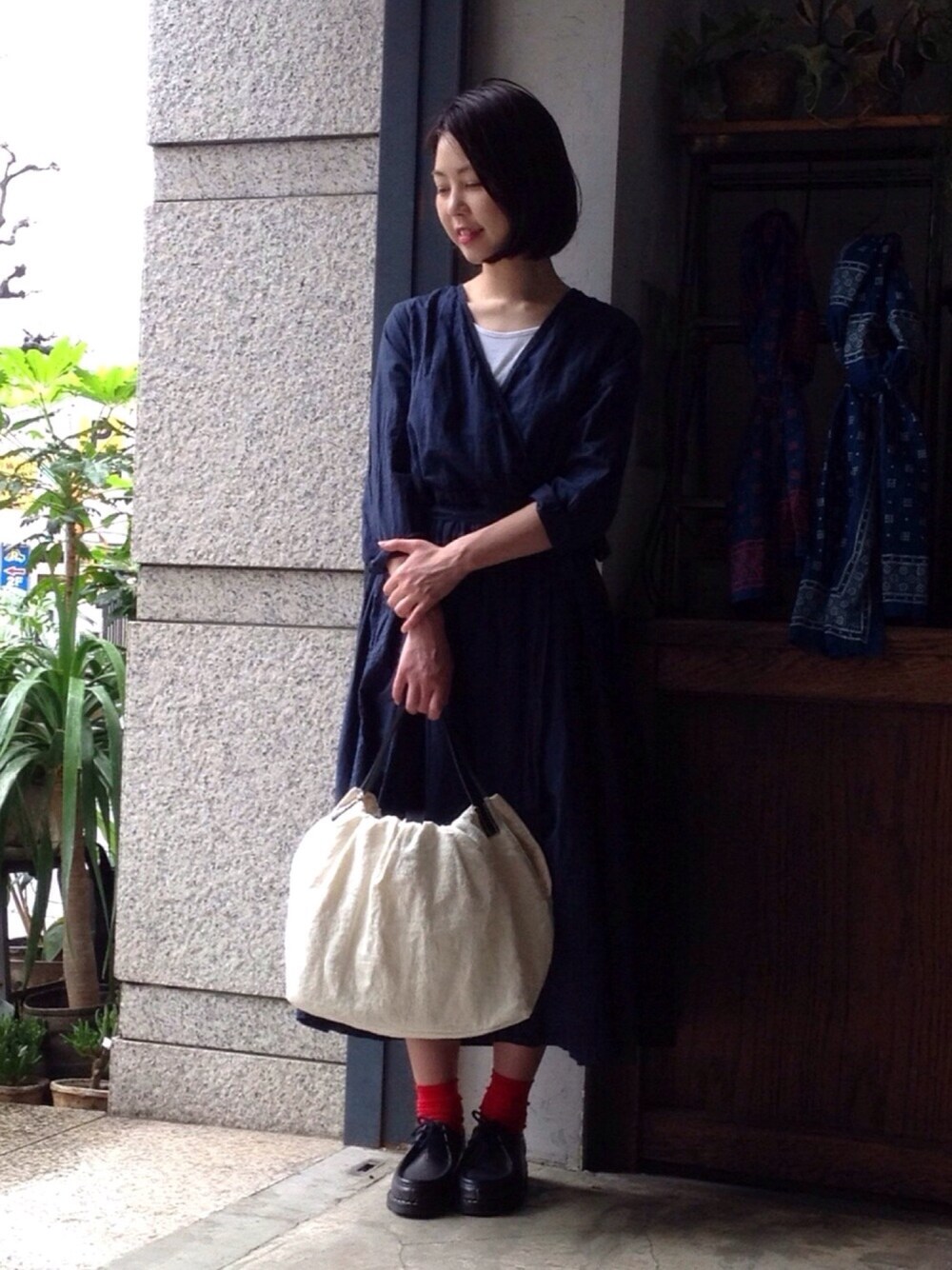 「カシュクール、シャツワンピース、パラブーツ、Paraboot、OMNIGOD、artepovera、ドミンゴ、Domingo、オムニゴッド」｜「OMNIGODのアイテム（ワンピース、ブルー系）」を使った、OMNIGOD代官山さん（レディース・160cm）の春コーディネートの1枚目の写真