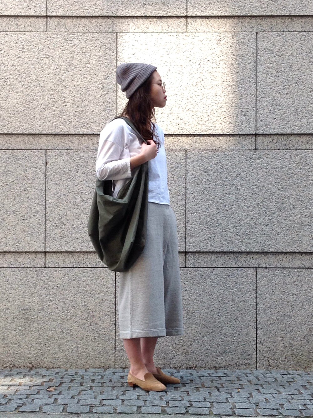「スウェットパンツ、HIGHLAND 2000、OMNIGOD、artepovera、ドミンゴ、Domingo」｜「OMNIGODのアイテム（その他パンツ、グレー系）」を使った、OMNIGOD代官山さん（レディース・168cm）の春コーディネートの1枚目の写真