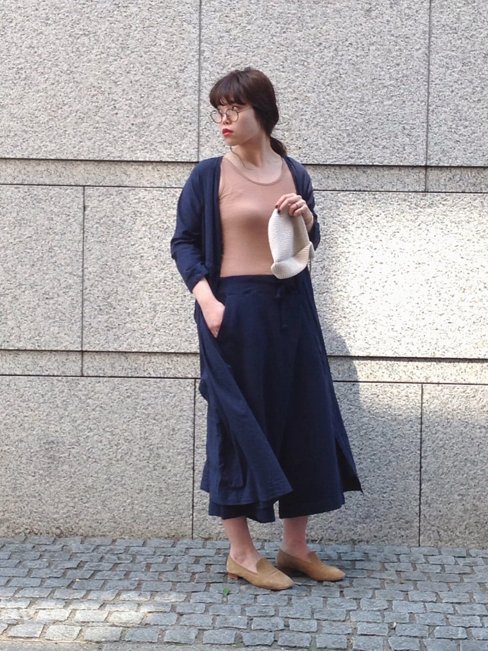 「スウェットパンツ、シャツワンピース、OMNIGOD、ドミンゴ、SBTRACT、Domingo」｜「SBTRACTのアイテム（タンクトップ、ブラウン系）」を使った、OMNIGOD代官山さん（レディース・168cm）の春コーディネートの1枚目の写真