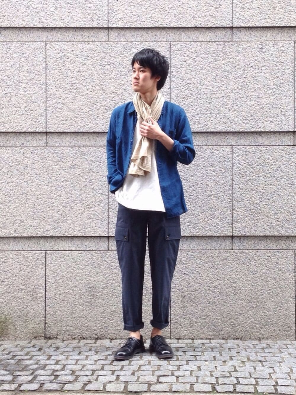 「バンダナ、OMNIGOD、ドミンゴ、Domingo」｜「OMNIGODのアイテム（シャツ/ブラウス、ブルー系）」を使った、OMNIGOD代官山さん（メンズ・183cm）の春コーディネートの1枚目の写真