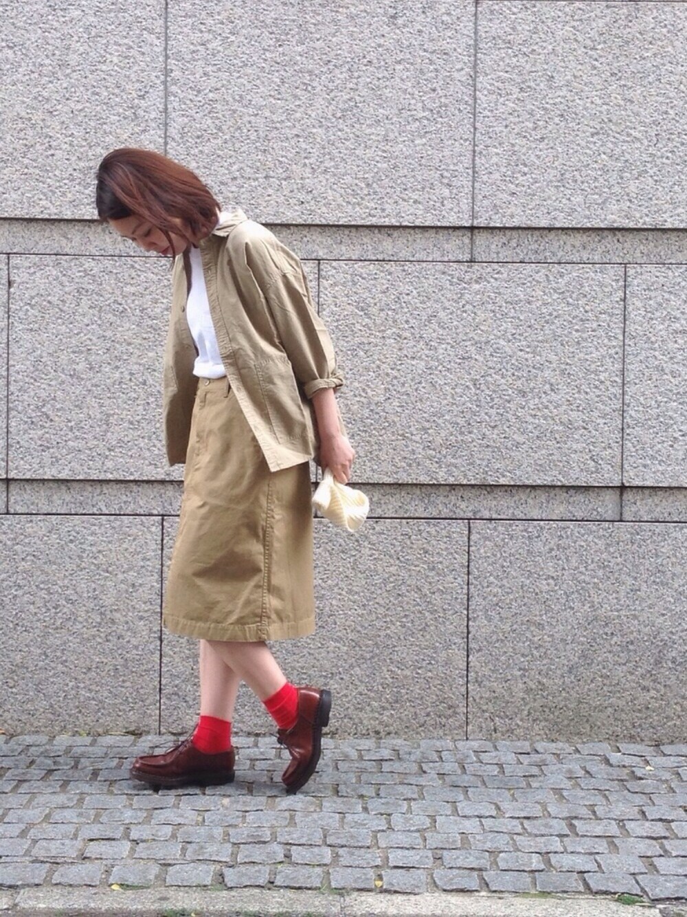 「シャツ、Paraboot、OMNIGOD、ドミンゴ、SBTRACT、Domingo」｜「OMNIGODのアイテム（シャツ/ブラウス、ベージュ系）」を使った、OMNIGOD代官山さん（レディース・160cm）の春コーディネートの1枚目の写真