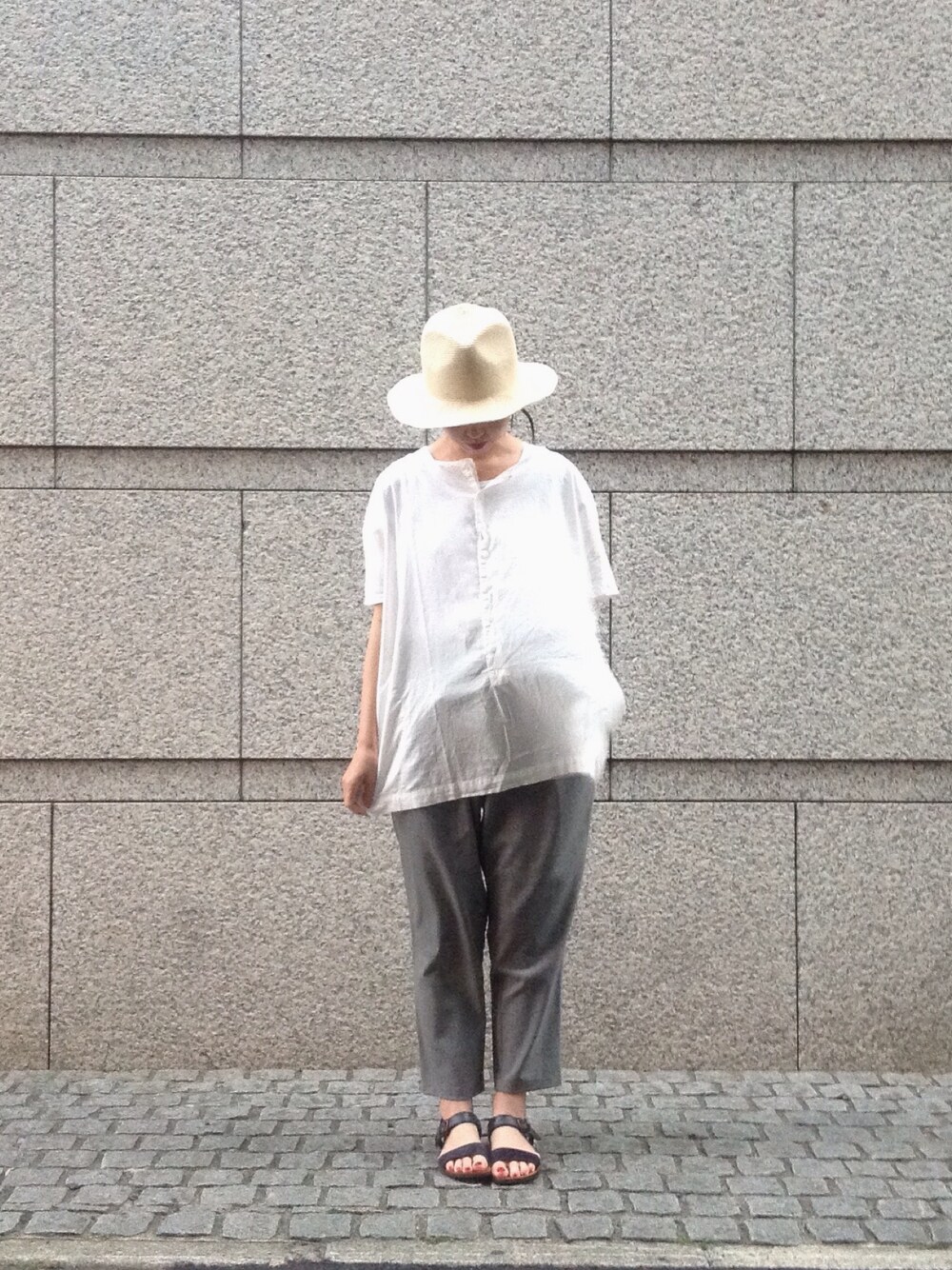 「シャツ、夏コーデ、OMNIGOD、Bronte、ドミンゴ、Domingo」｜「OMNIGODのアイテム（シャツ/ブラウス、ホワイト系）」を使った、OMNIGOD代官山さん（レディース・160cm）の夏コーディネートの1枚目の写真