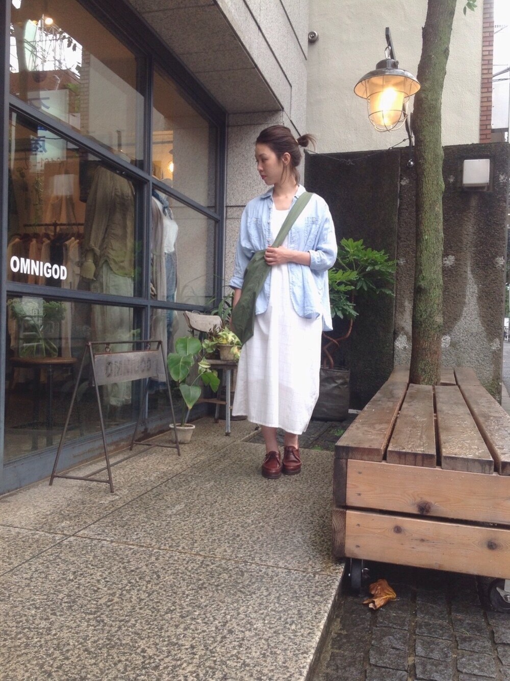 「リネン、Paraboot、OMNIGOD、オトナカジュアル、artepovera、ドミンゴ、Domingo」｜「OMNIGODのアイテム（シャツ/ブラウス、ブルー系）」を使った、OMNIGOD代官山さん（レディース・160cm）の夏コーディネートの1枚目の写真