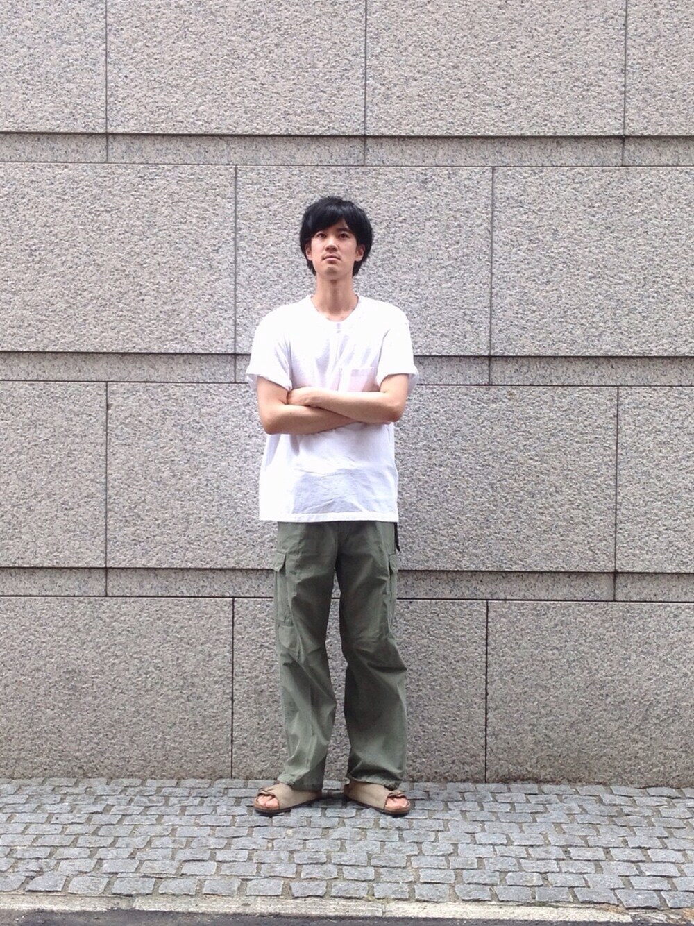 「カーゴパンツ、birkenstock、OMNIGOD、ドミンゴ、makers、Domingo」｜「Makersのアイテム（Tシャツ/カットソー、ホワイト系）」を使った、OMNIGOD代官山さん（メンズ・183cm）の夏コーディネートの1枚目の写真