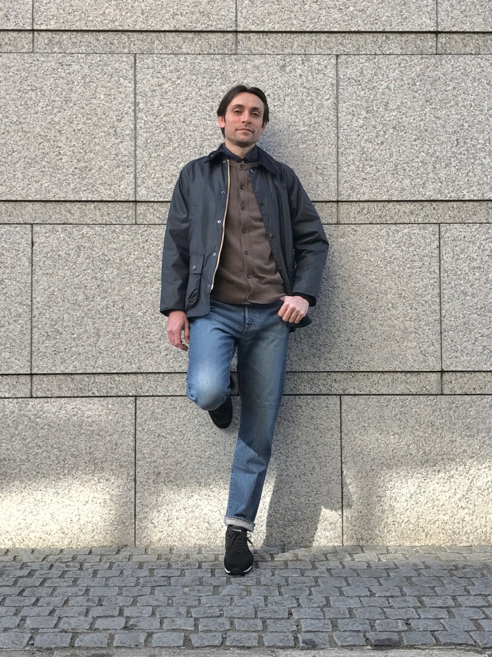 「デニム、barbour、インディゴ、OMNIGOD、ドミンゴ、Domingo、asahi」｜「Barbourのアイテム（その他アウター、ブルー系）」を使った、OMNIGOD代官山さん（メンズ・181cm）の冬コーディネートの1枚目の写真