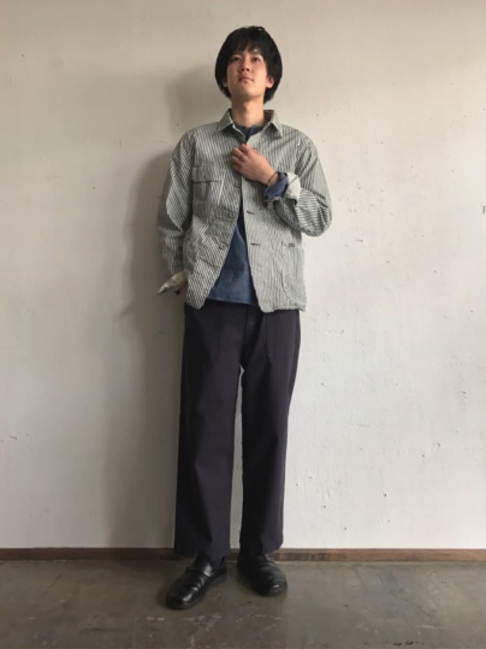 「デニム、カジュアル、ヒッコリー、OMNIGOD、AURORA SHOES、ドミンゴ、Domingo」｜「OMNIGODのアイテム（デニムジャケット、その他）」を使った、OMNIGOD代官山さん（メンズ・183cm）の冬コーディネートの1枚目の写真