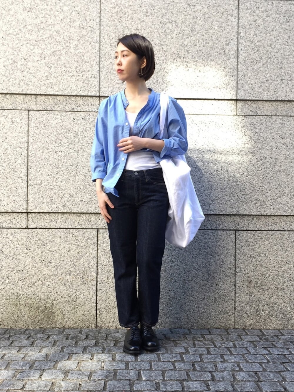 「デニム、シンプル、シャツ、春、OMNIGOD、sanders、artepovera、ドミンゴ」｜「OMNIGODのアイテム（デニムパンツ、ブルー系）」を使った、OMNIGOD代官山さん（レディース・160cm）の冬コーディネートの1枚目の写真