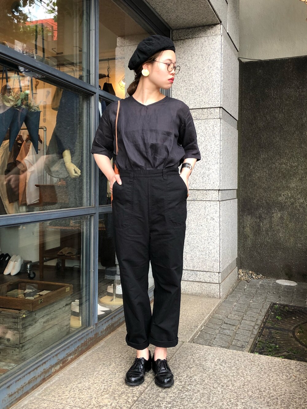 「シンプル、ブラック、OMNIGOD、artepovera、ドミンゴ、Domingo」｜「OMNIGODのアイテム（その他パンツ、ブラック系）」を使った、OMNIGOD代官山さん（レディース・168cm）の春コーディネートの1枚目の写真